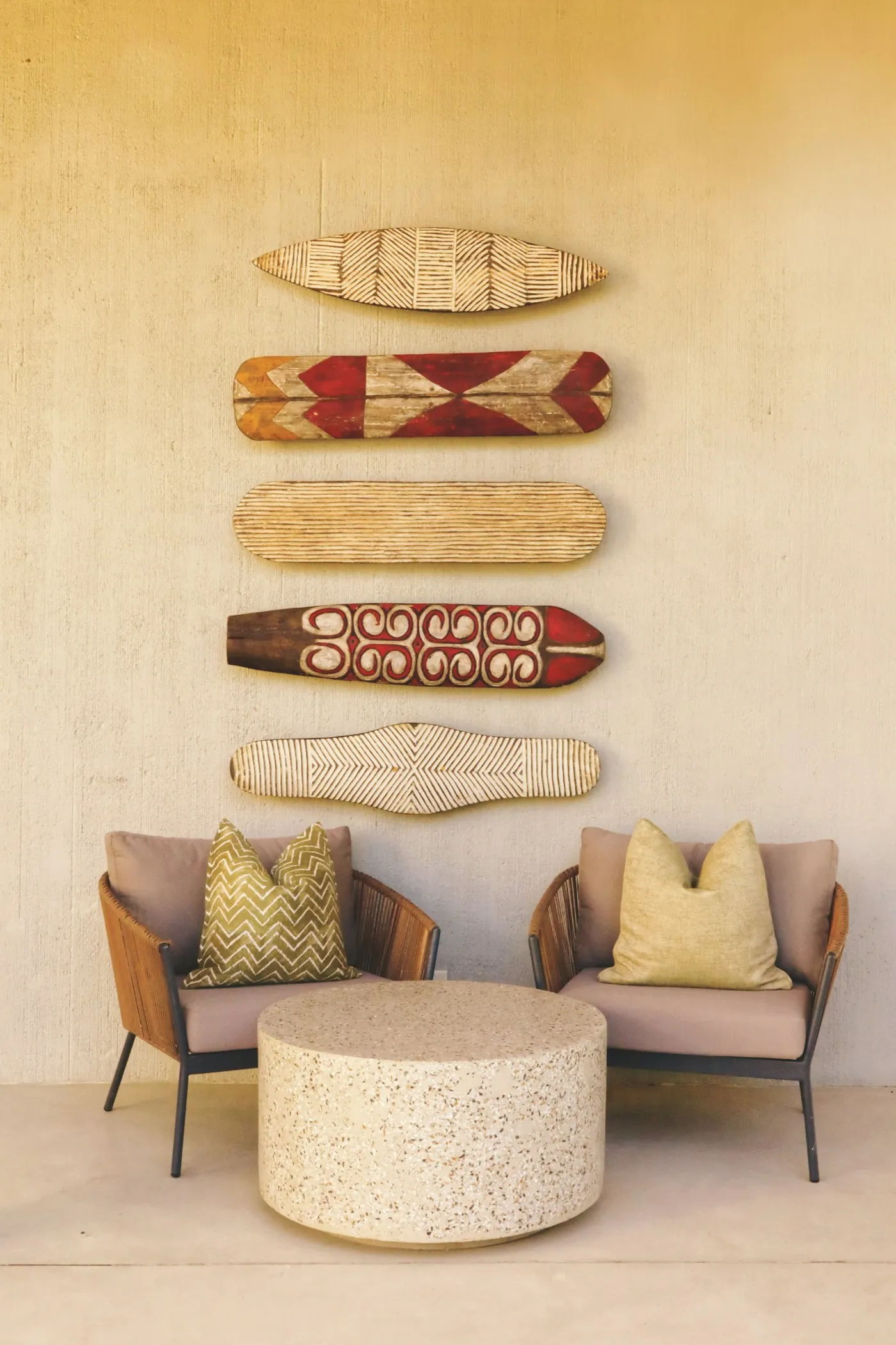 Sculptures murales en bois peint