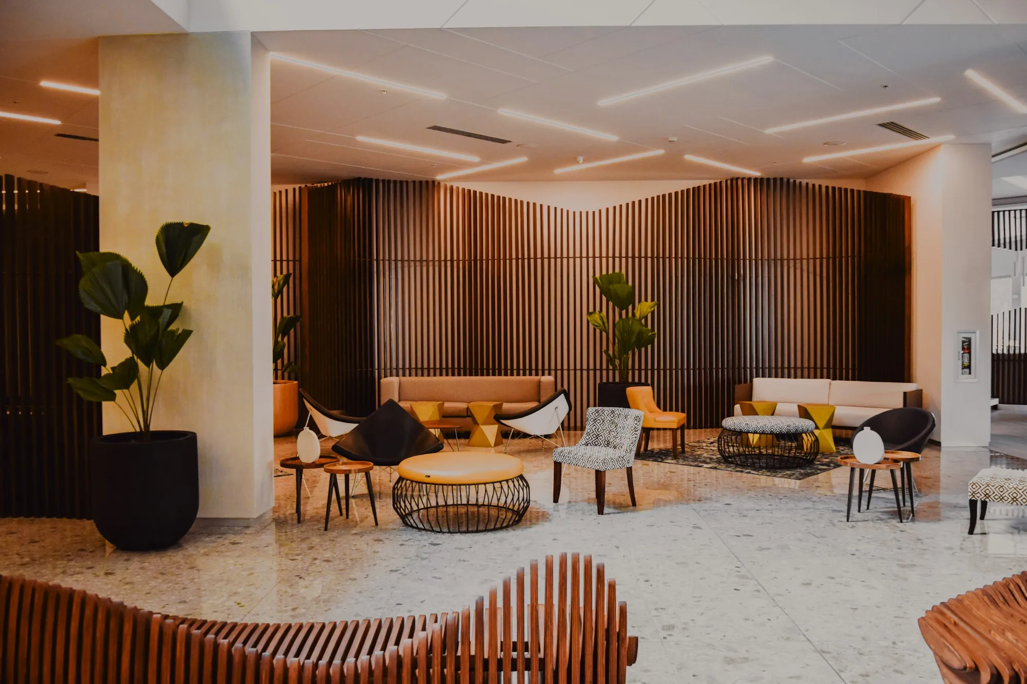 Lobby en bois clair et fauteuils