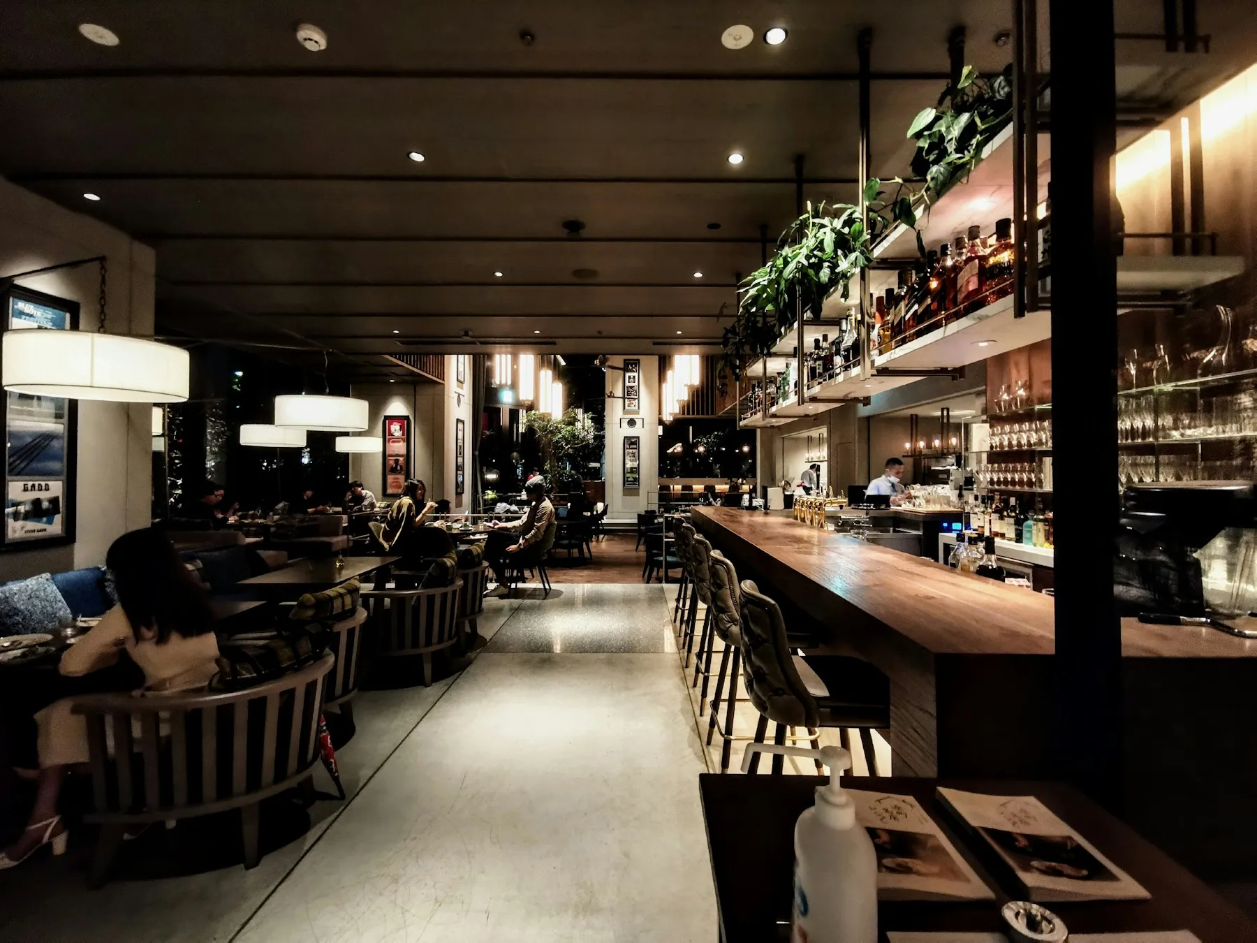 Salle de restaurant chaleureuse, bar en bois et lumière douce