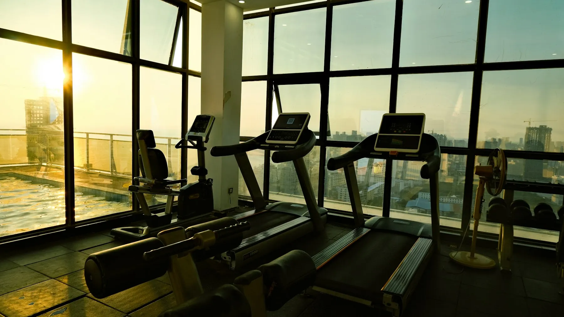Salle de sport baignée de lumière, tapis face aux baies vitrées